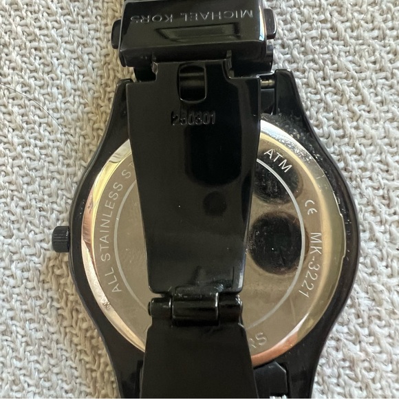 Michael Kors Women's Slim Runway Stainless Steel Quartz Watch - Picture 5 of 7